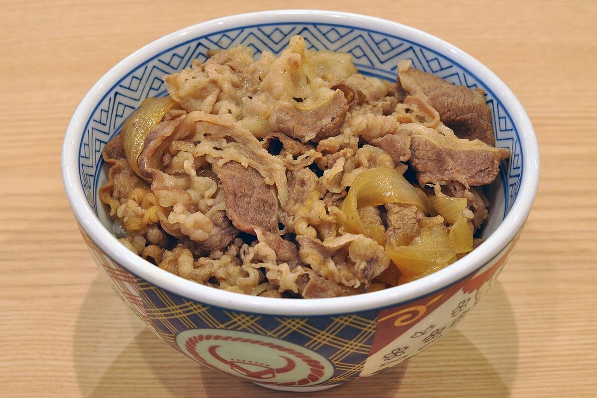 Gyudon terminado, listo para servir