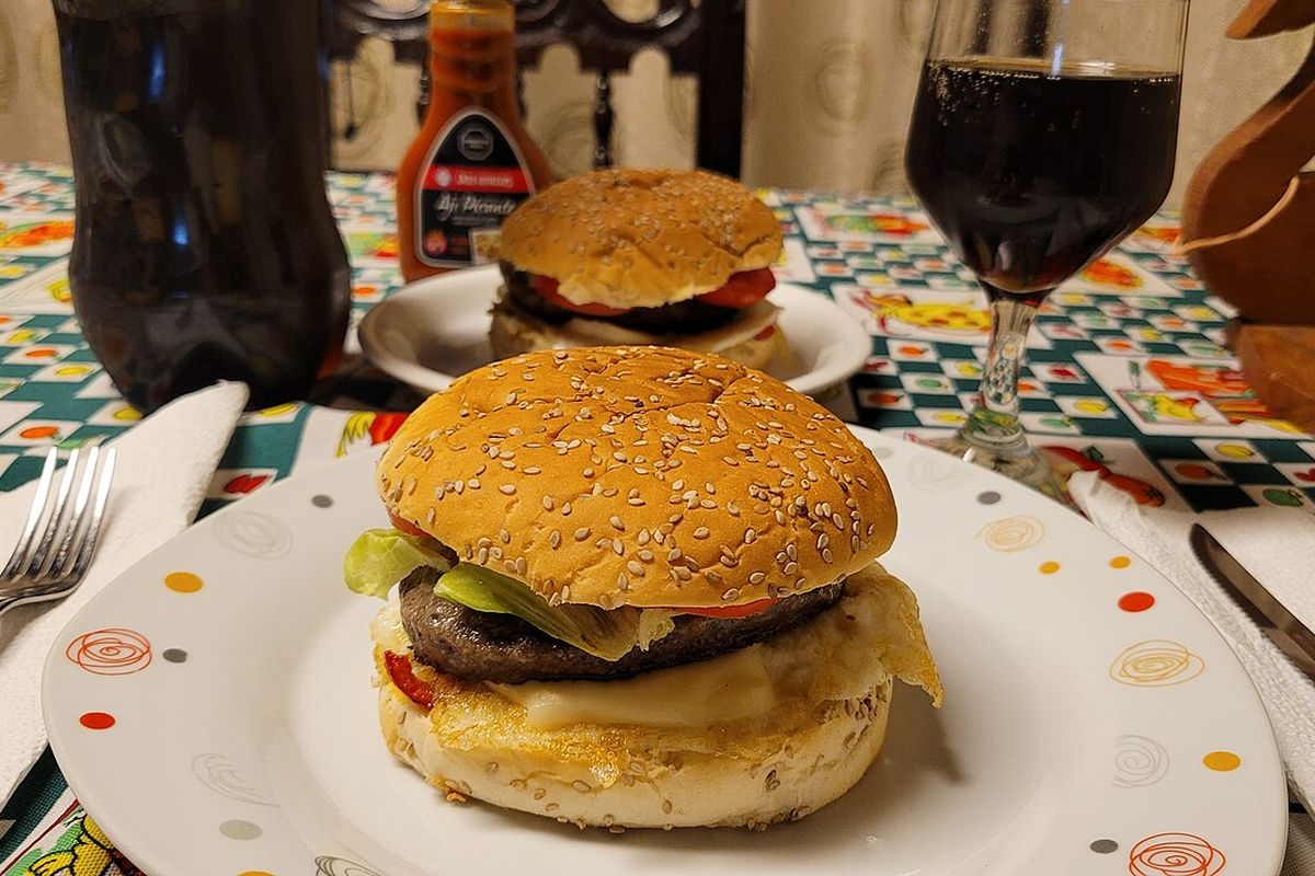 Hamburguesa casera terminado, listo para servir