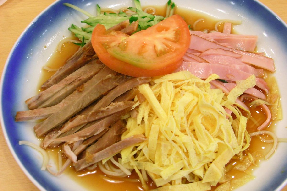 Hiyashi chuka terminado, listo para servir