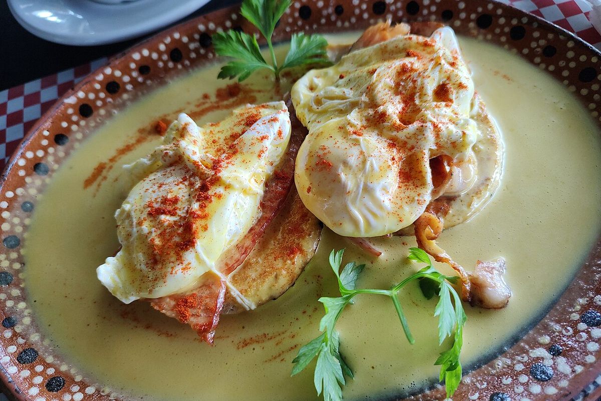 Huevos benedictinos terminado, listo para servir