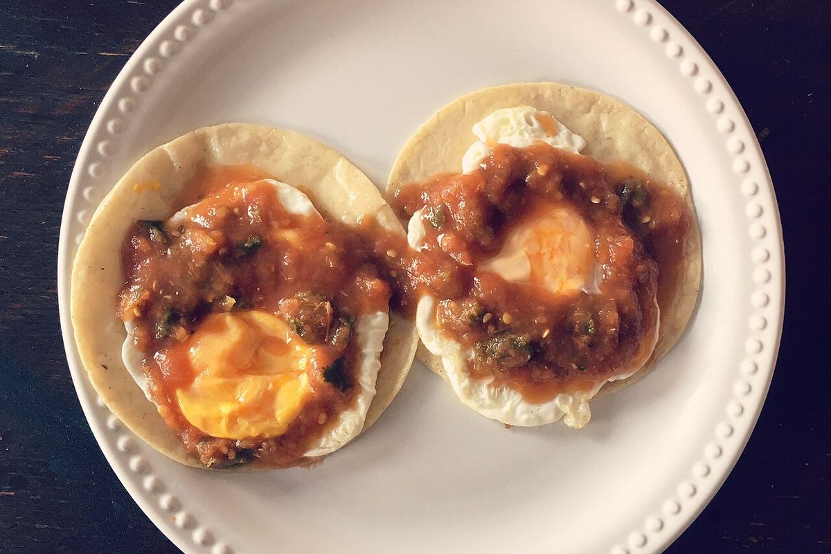 Huevos rancheros terminado, listo para servir