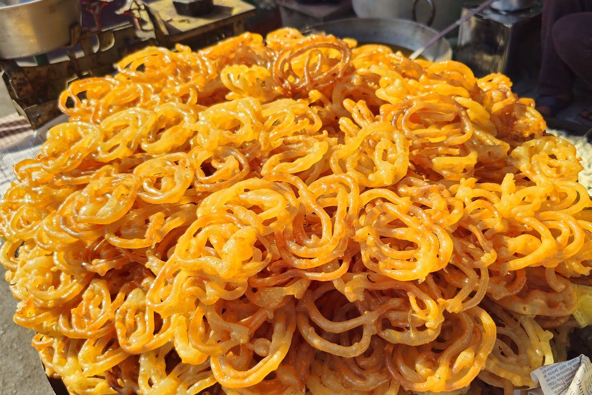 Jalebi, espirales indias en almíbar terminado, listo para servir