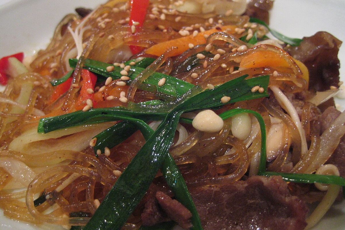 Japchae terminado, listo para servir