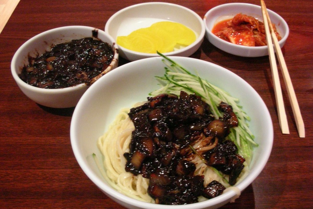 Jjajangmyeon terminado, listo para servir