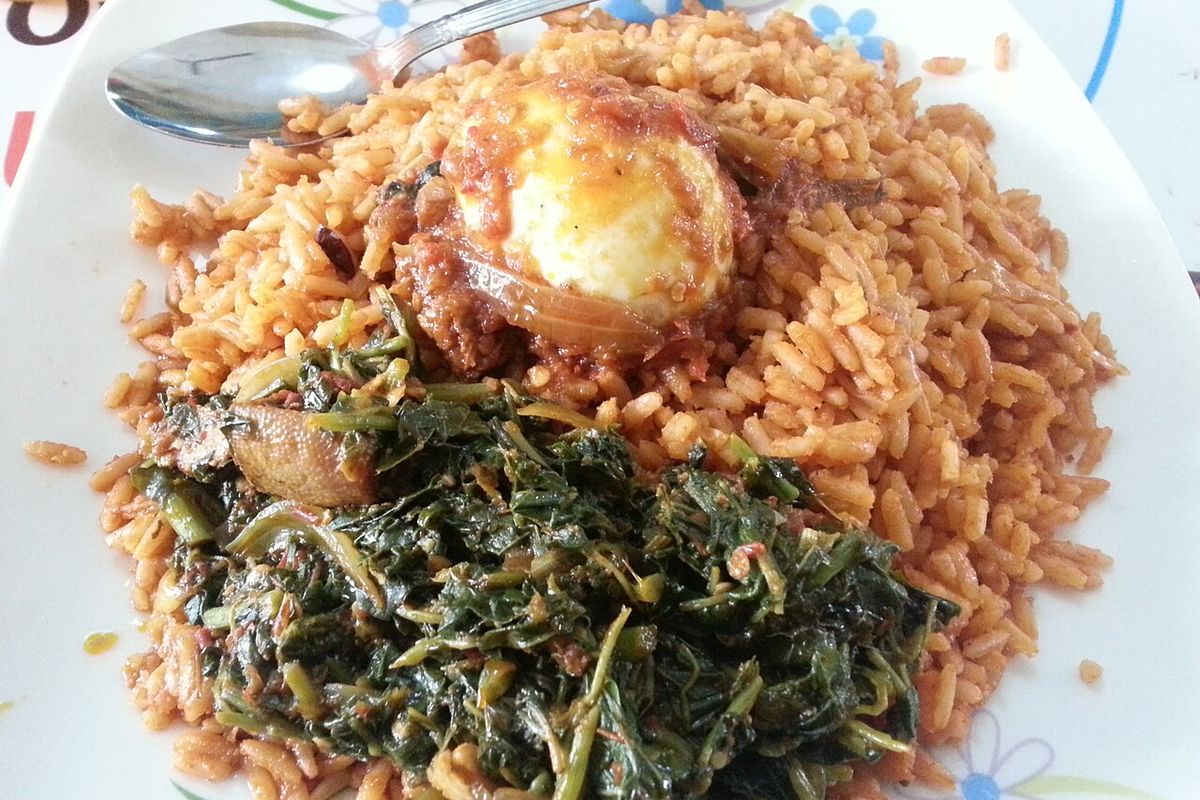 Jollof rice terminado, listo para servir