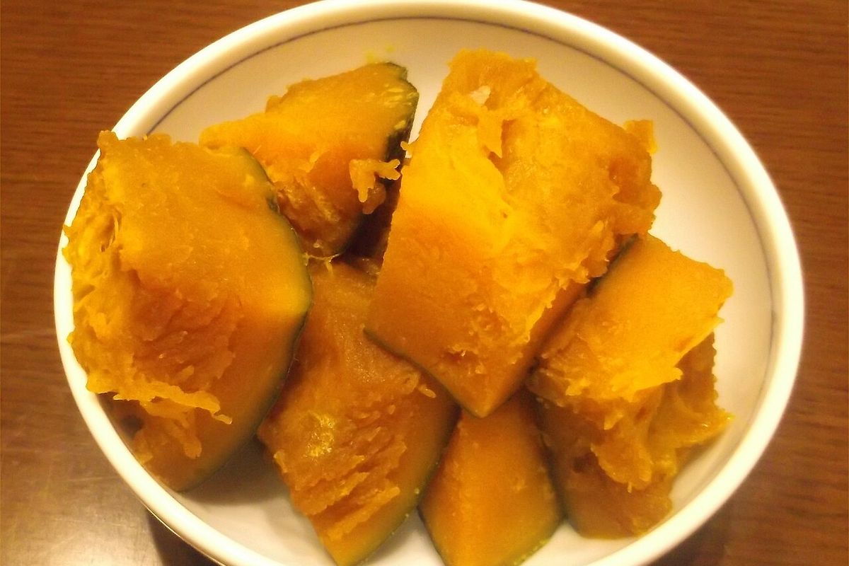 Calabaza japonesa guisada (kabocha nimono) terminado, listo para servir