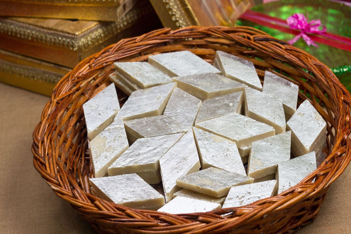 Kaju katli, dulce indio de anacardos terminado, listo para servir