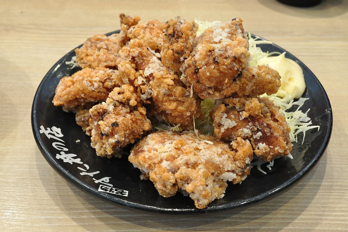 Karaage terminado, listo para servir