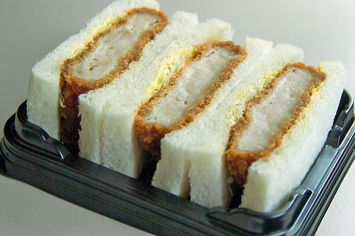 Katsu sando terminado, listo para servir