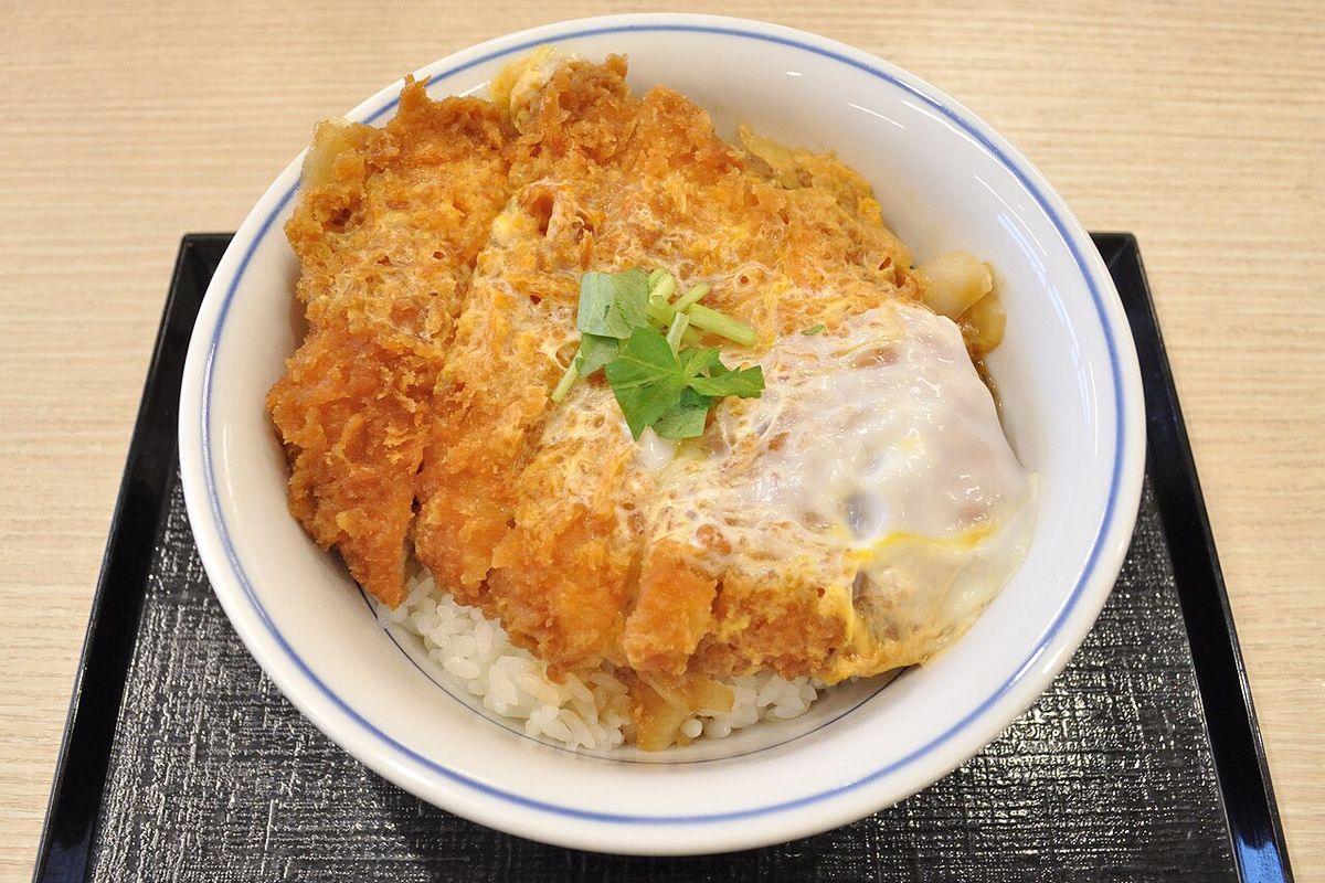 Katsudon terminado, listo para servir