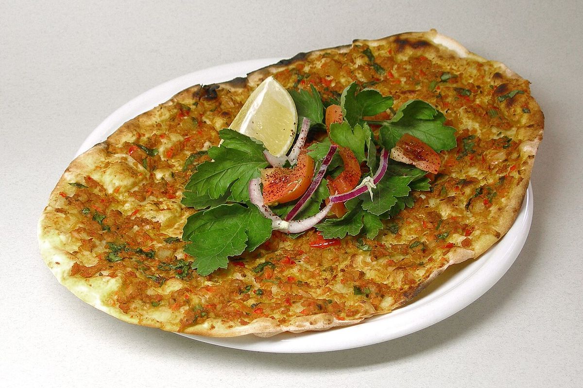 Lahmacun terminado, listo para servir