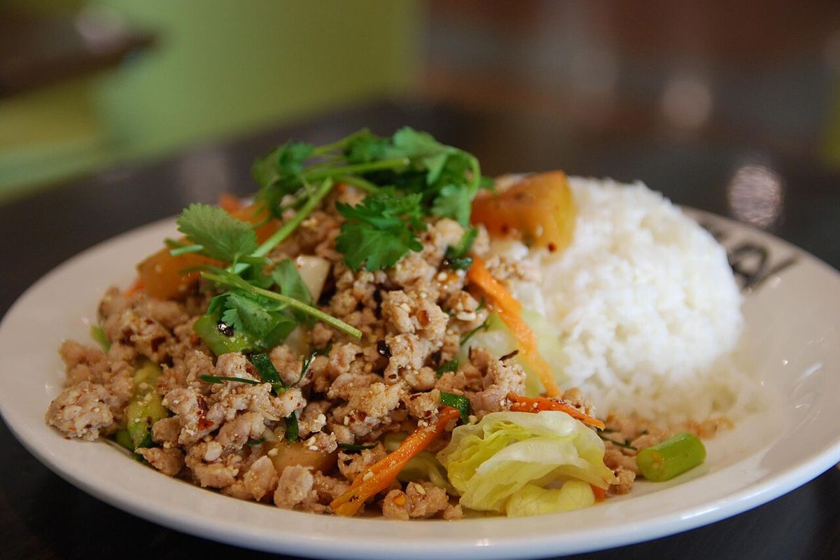 Larb de pollo terminado, listo para servir