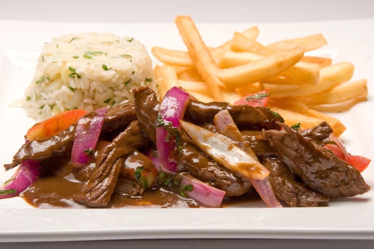 Lomo saltado terminado, listo para servir