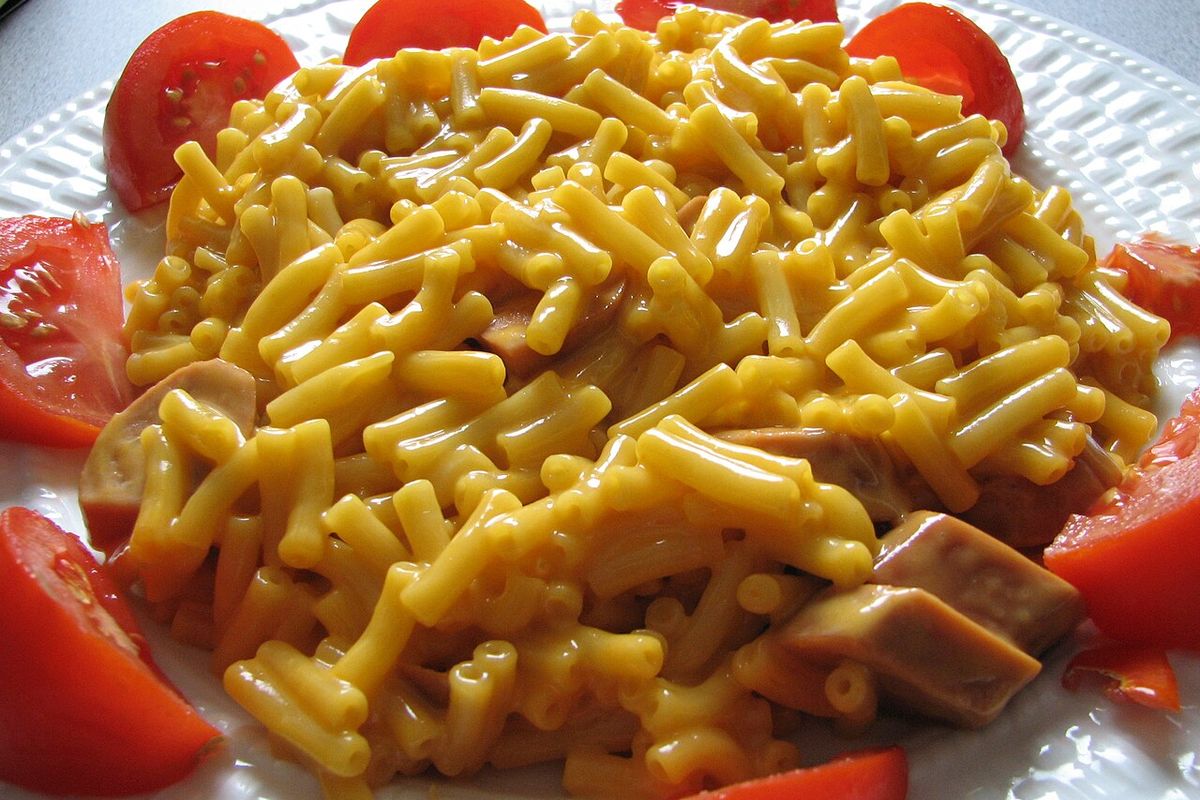 Macarrones con queso terminado, listo para servir