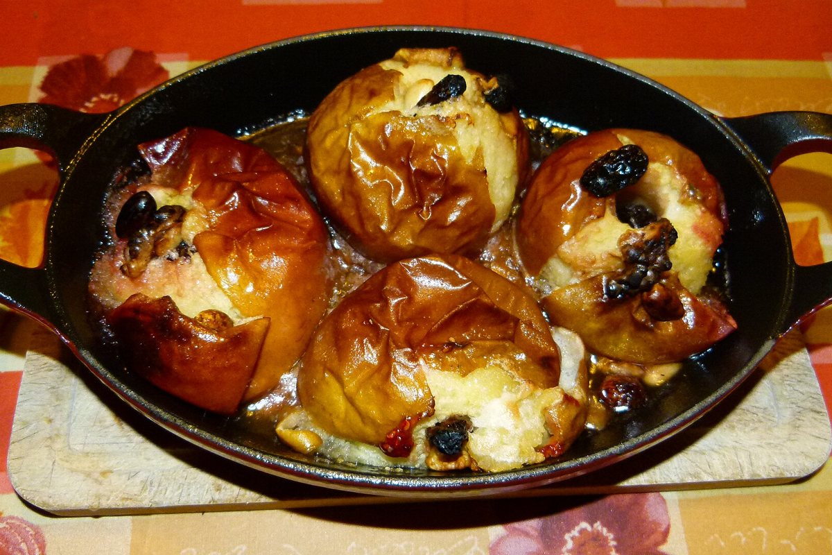 Manzanas asadas al horno terminado, listo para servir