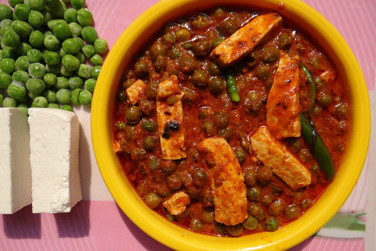 Matar paneer terminado, listo para servir