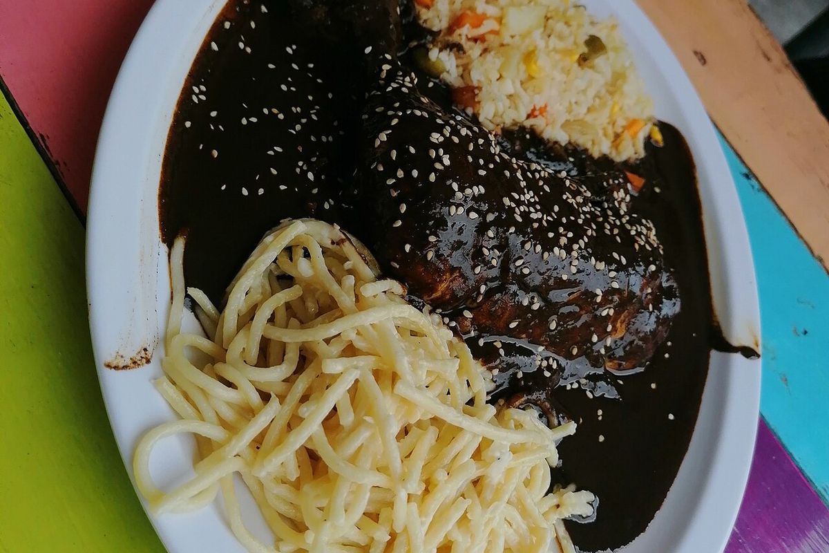 Mole poblano terminado, listo para servir