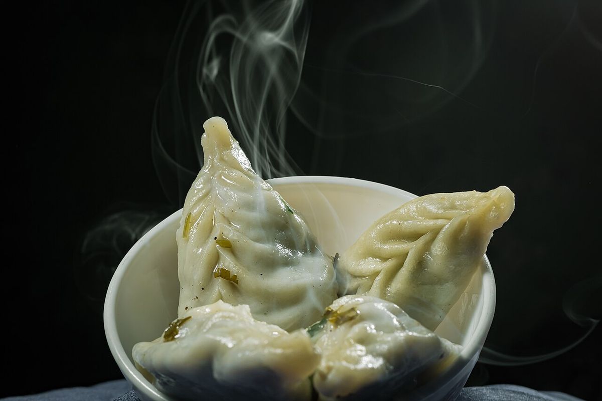 Momos nepalíes terminado, listo para servir