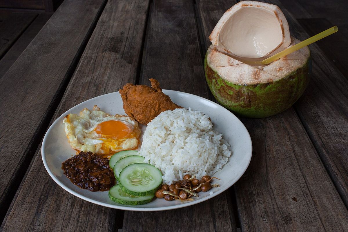 Nasi lemak terminado, listo para servir
