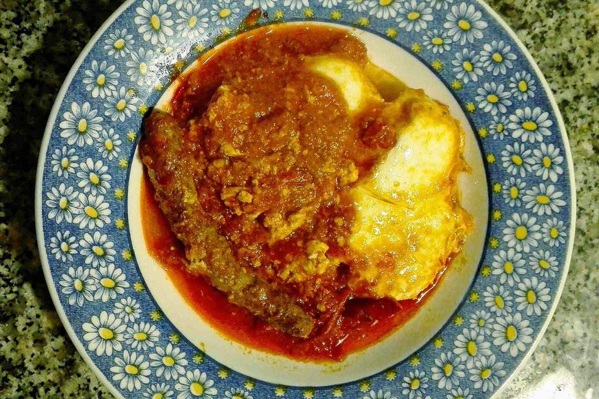 Ojja con merguez terminado, listo para servir