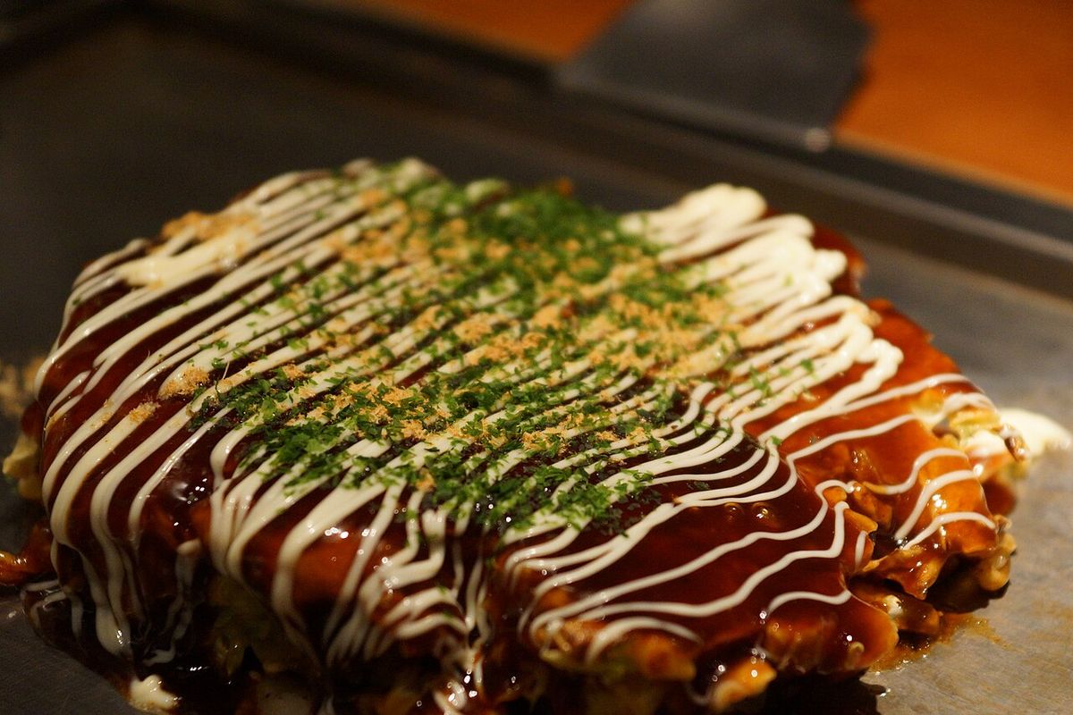 Okonomiyaki terminado, listo para servir