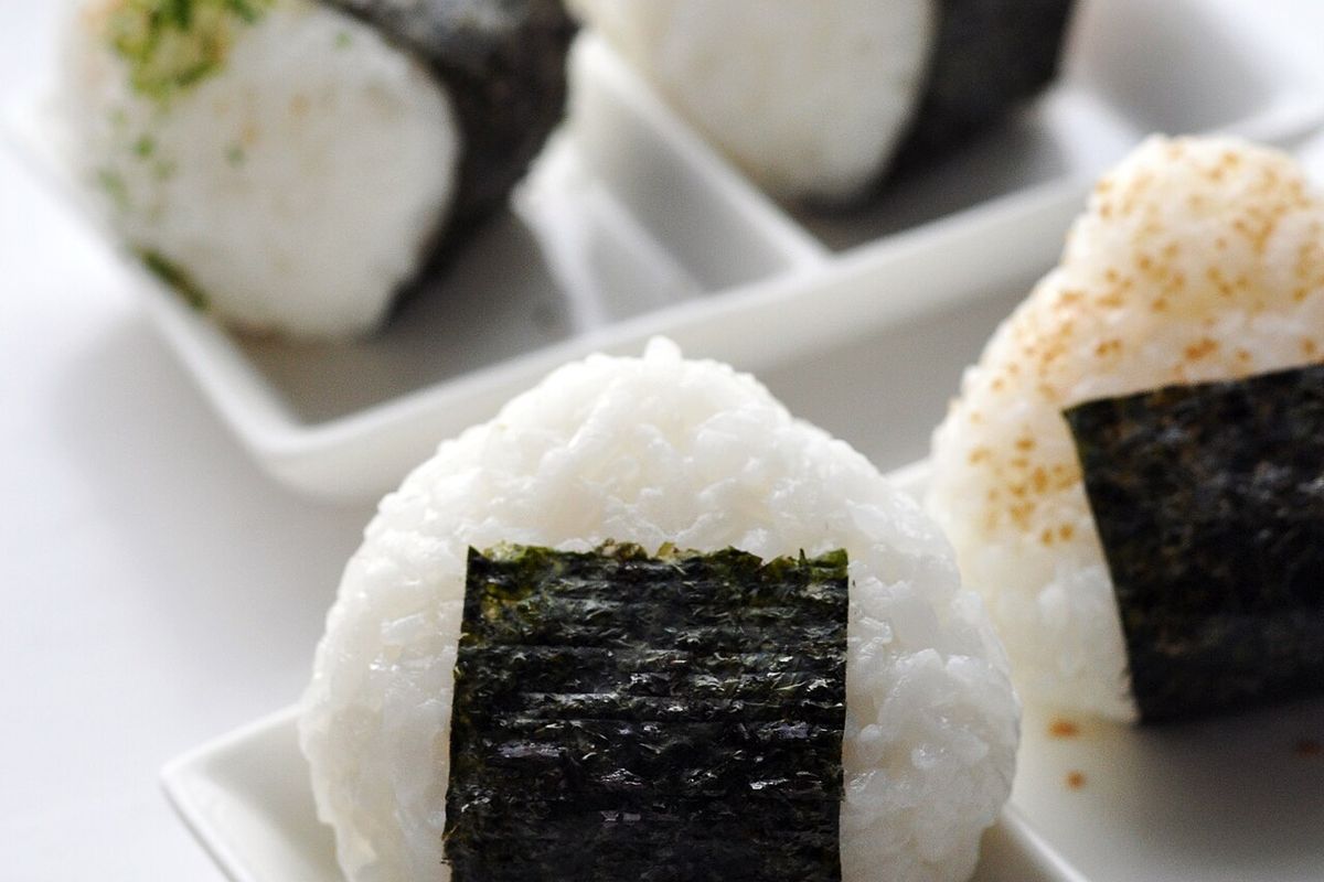 Onigiri terminado, listo para servir