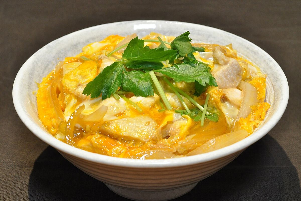 Oyakodon terminado, listo para servir