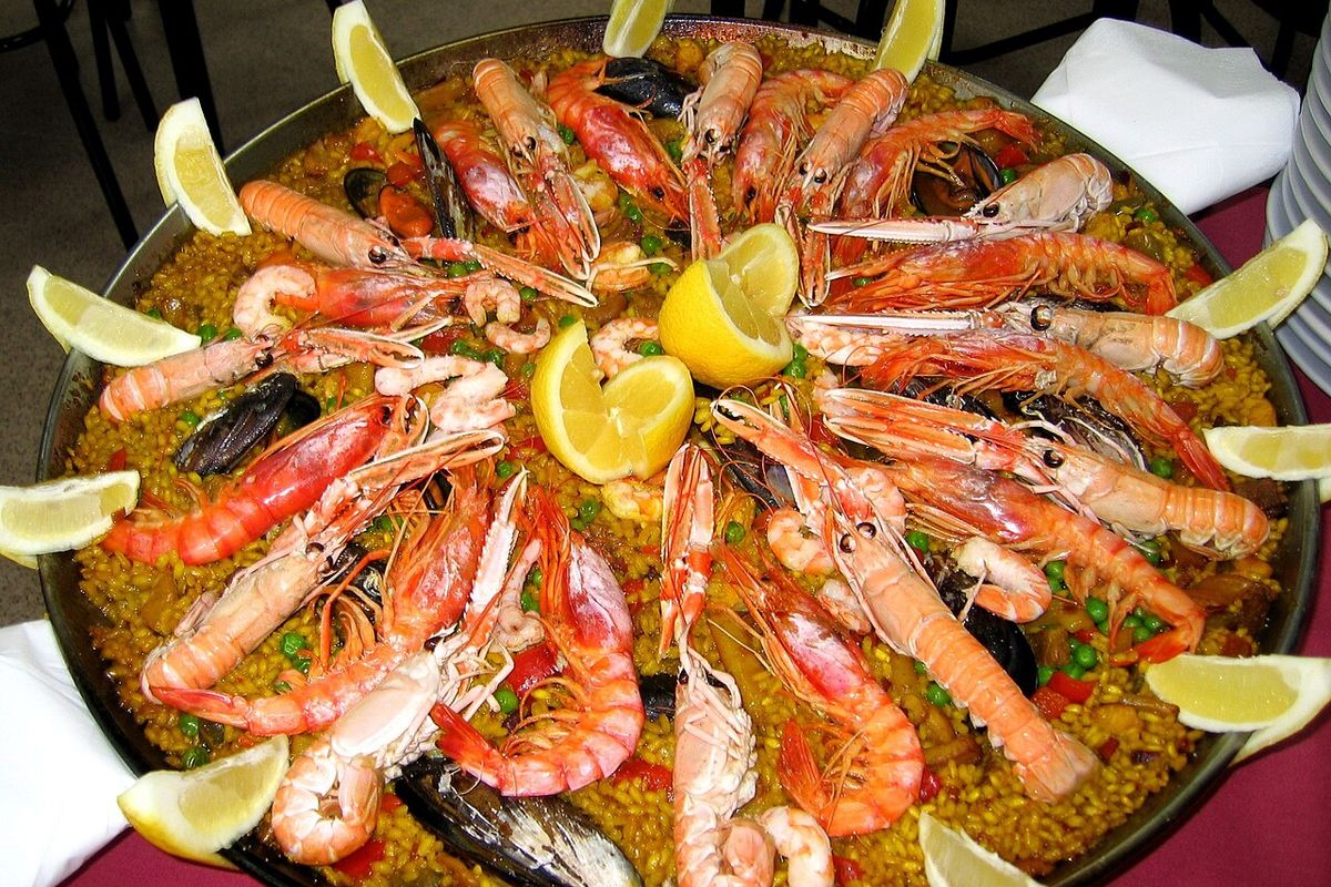 Paella de marisco terminado, listo para servir