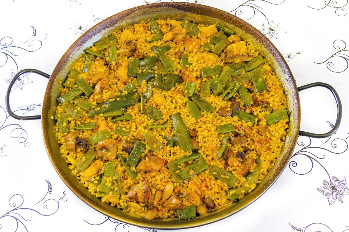 Paella valenciana terminado, listo para servir