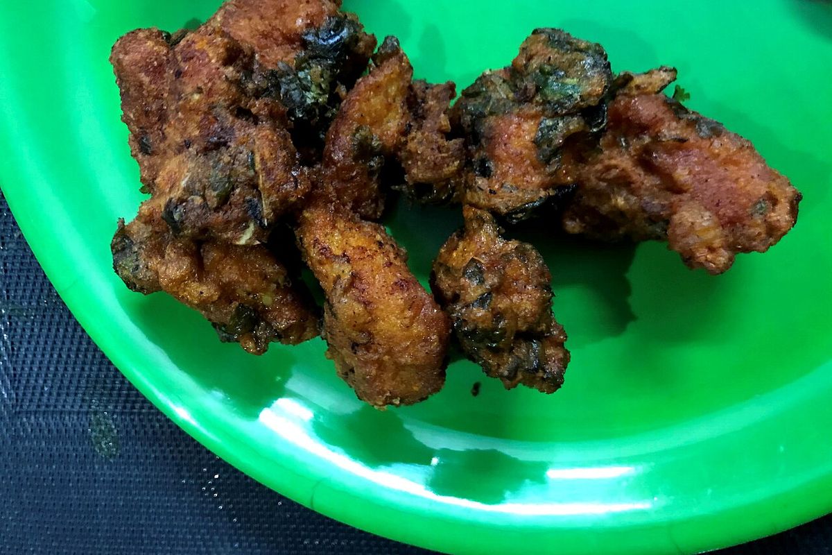 Pakoras de verduras terminado, listo para servir