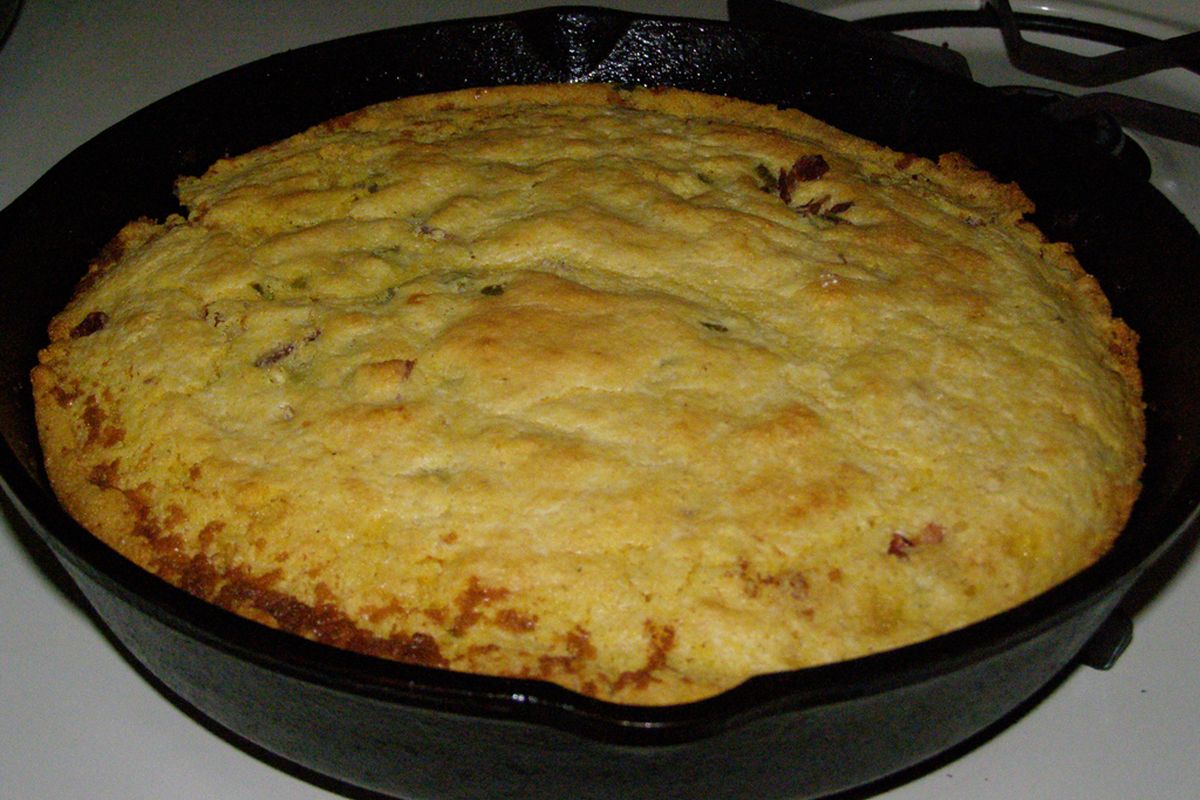 Pan de maíz terminado, listo para servir