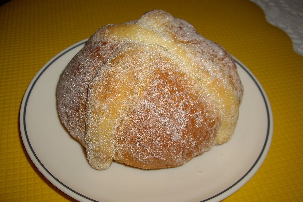 Pan de muerto terminado, listo para servir