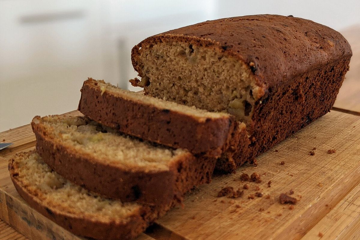 Pan de plátano terminado, listo para servir