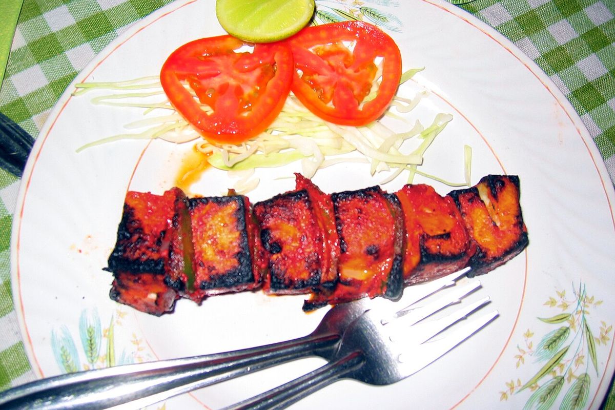 Paneer tikka terminado, listo para servir