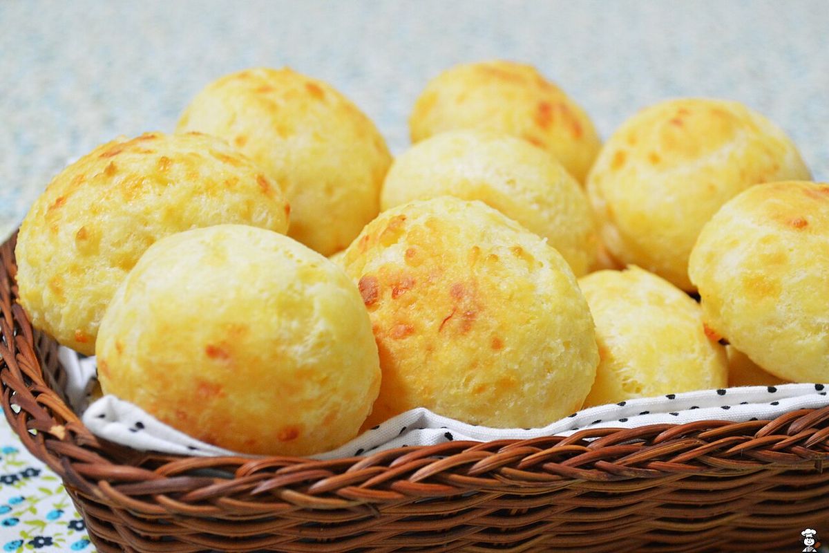 Pão de queijo terminado, listo para servir
