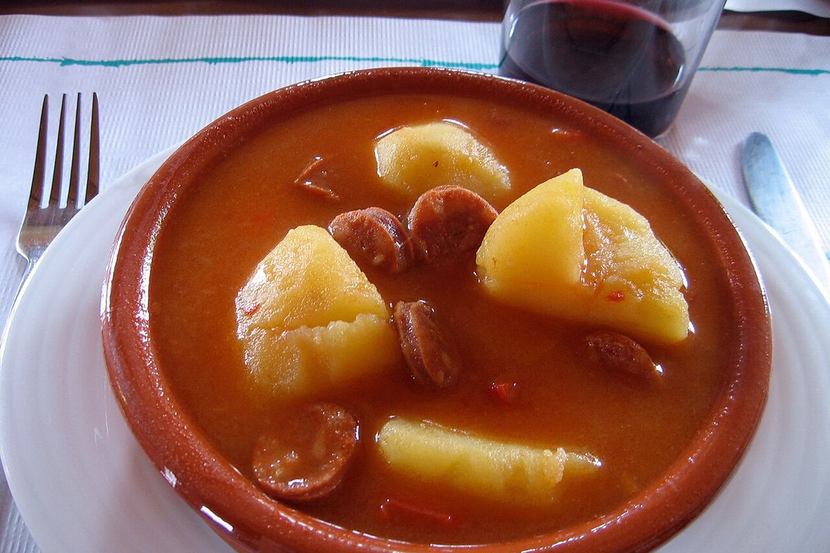 Patatas a la riojana terminado, listo para servir