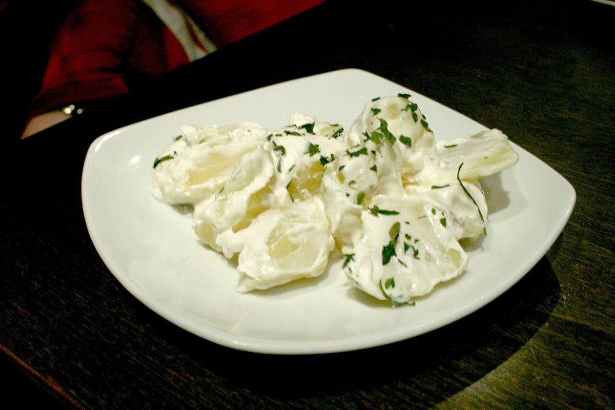 Patatas alioli terminado, listo para servir