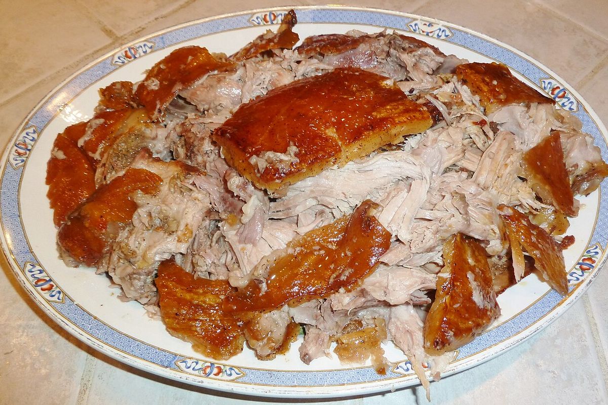 Pernil asado terminado, listo para servir