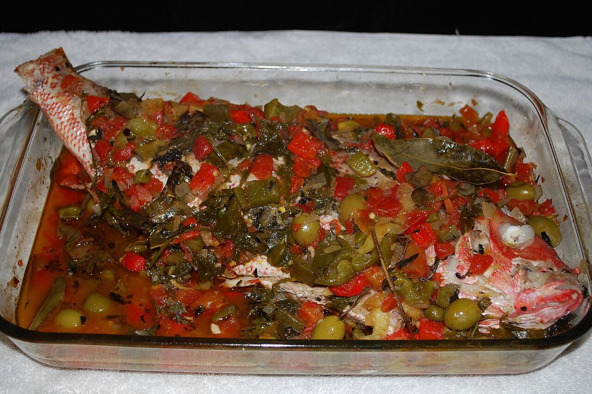 Pescado a la veracruzana terminado, listo para servir