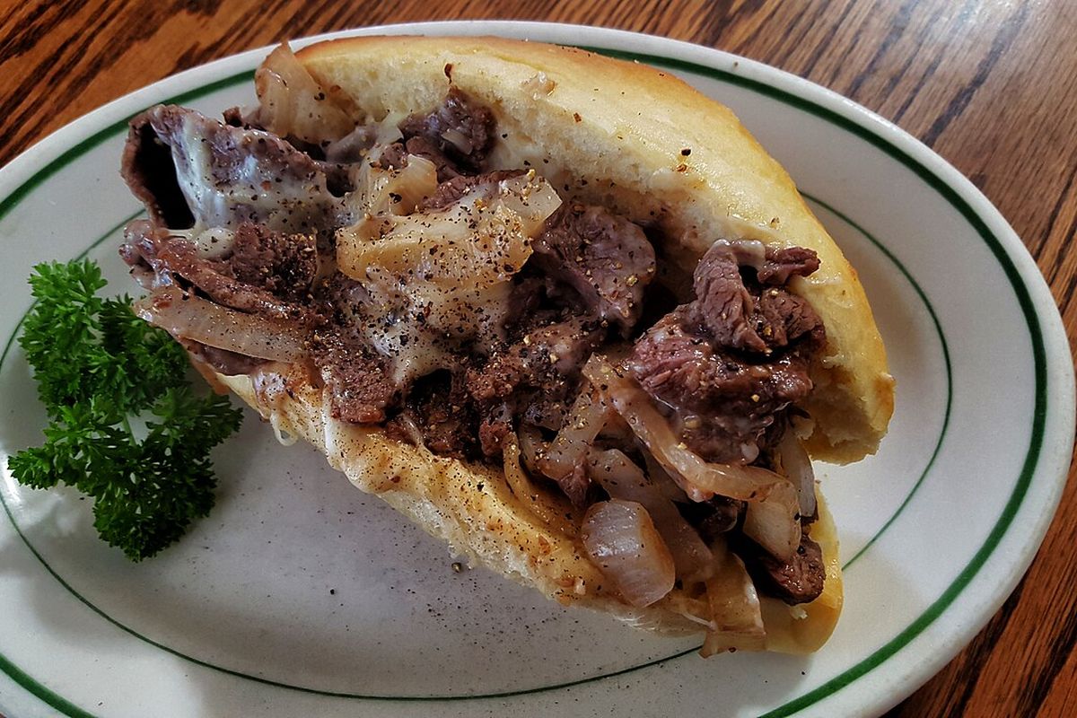 Philly cheesesteak terminado, listo para servir