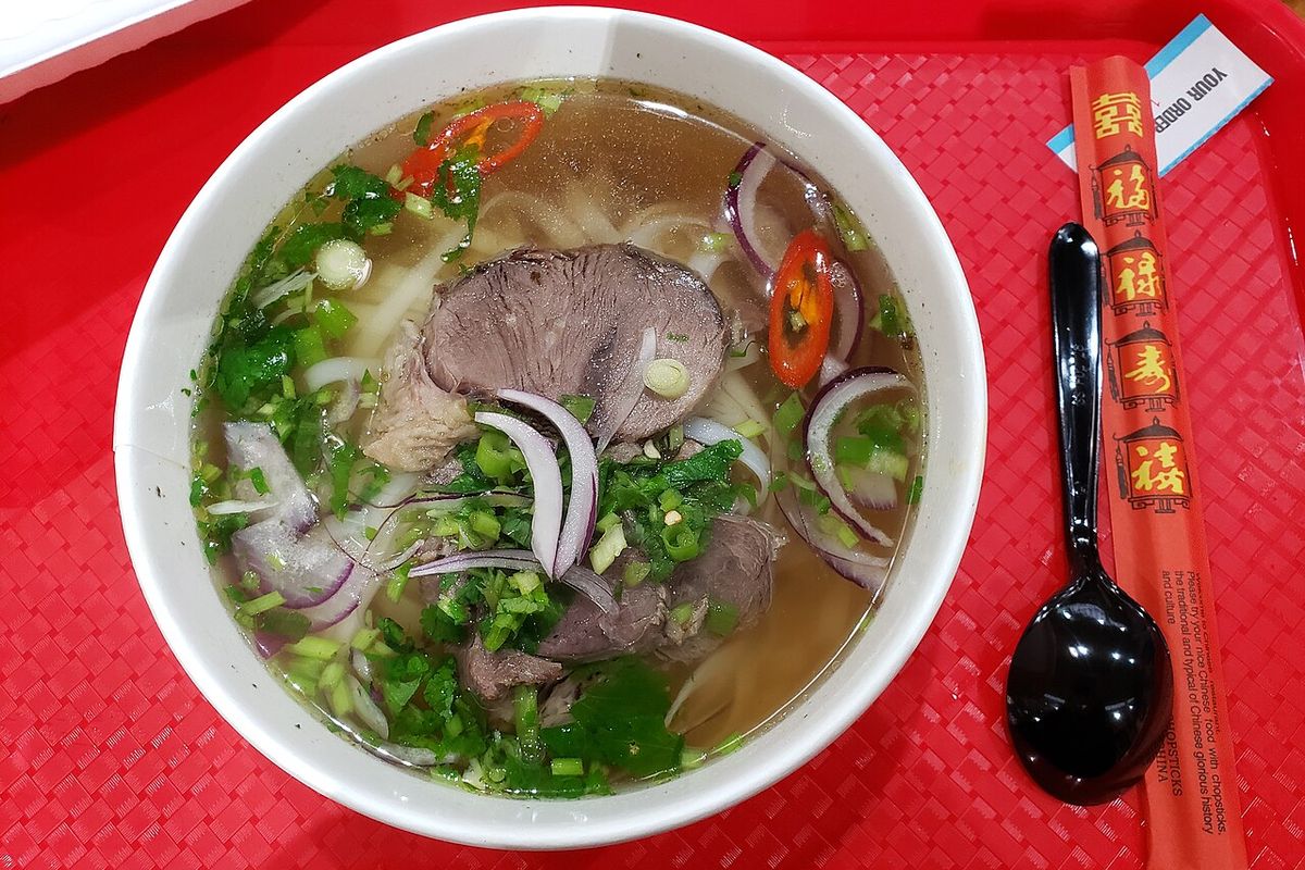 Pho de ternera terminado, listo para servir