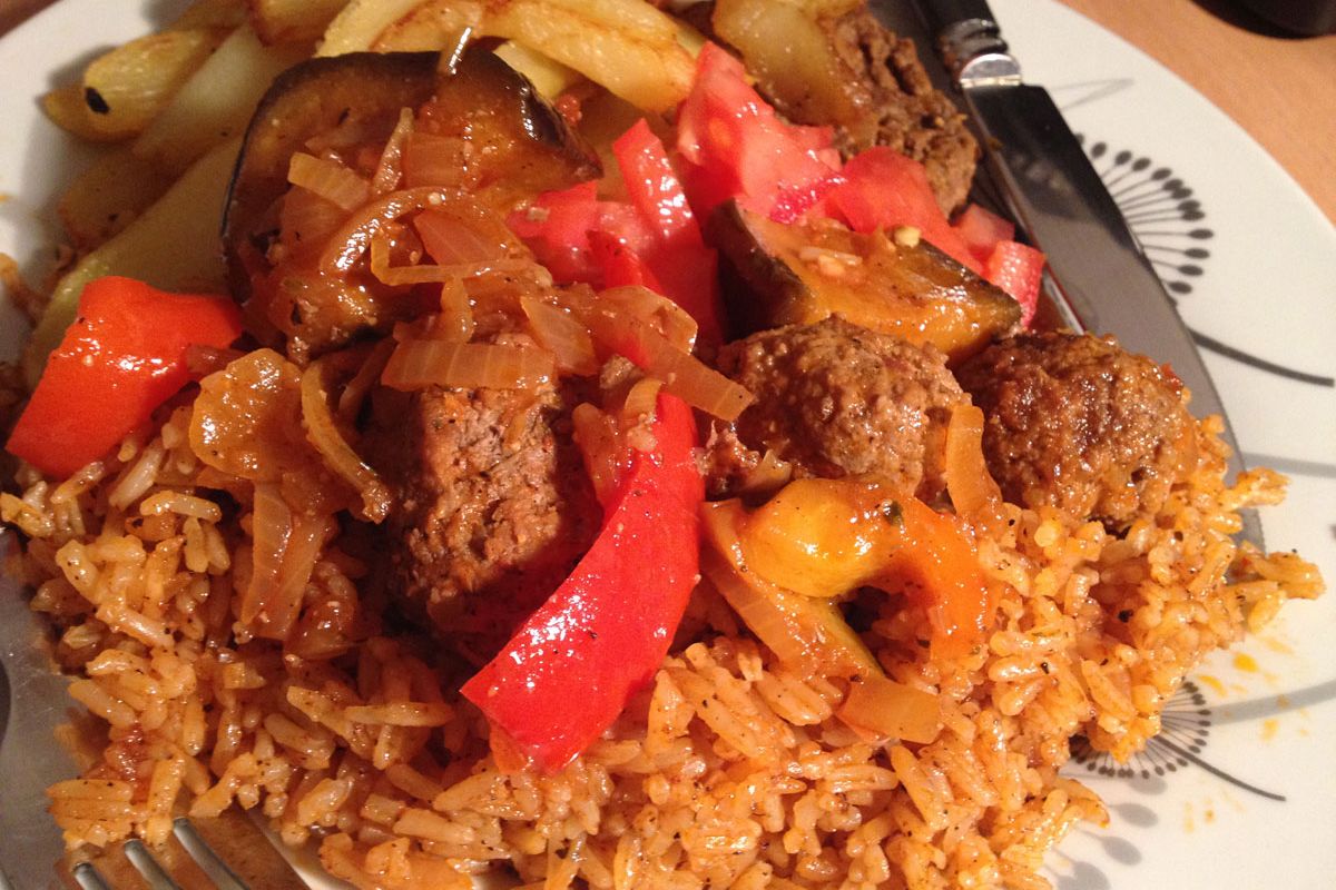Pilau de Zanzíbar terminado, listo para servir