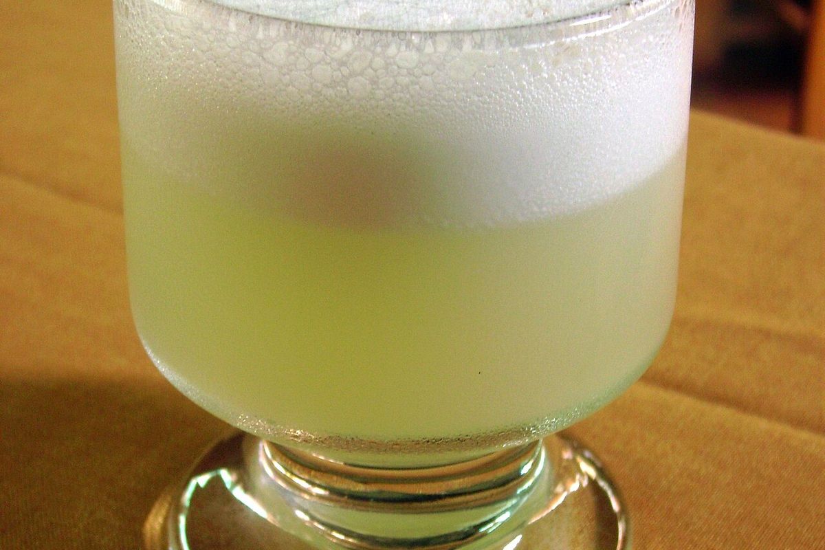 Pisco sour terminado, listo para servir