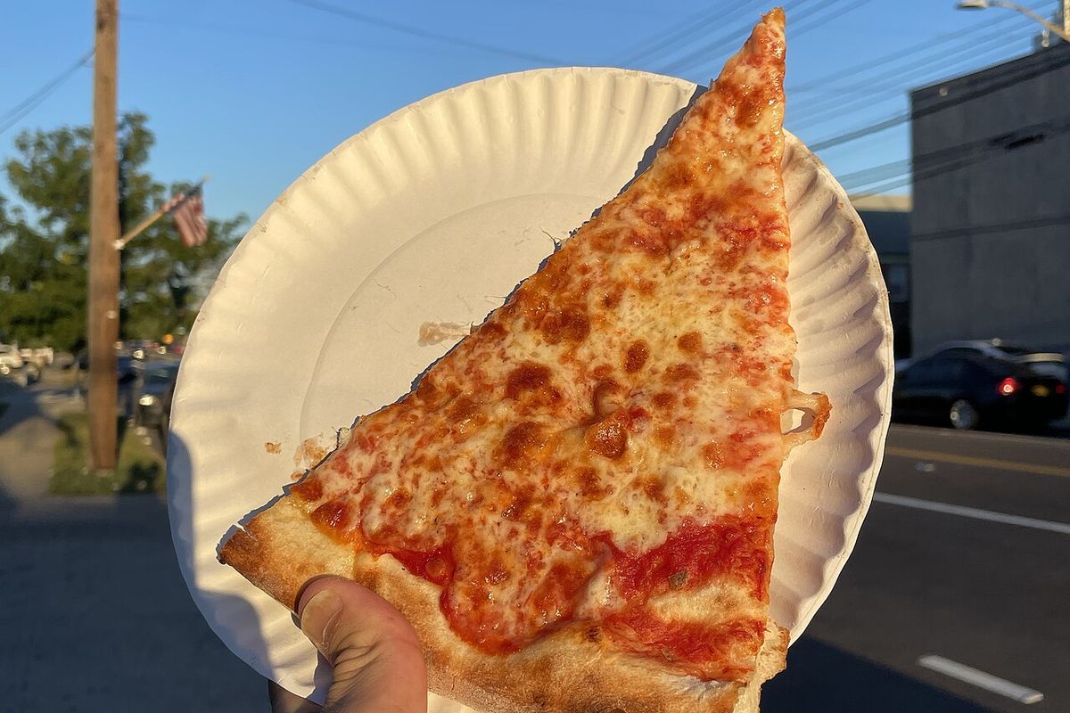 Pizza estilo Nueva York terminado, listo para servir