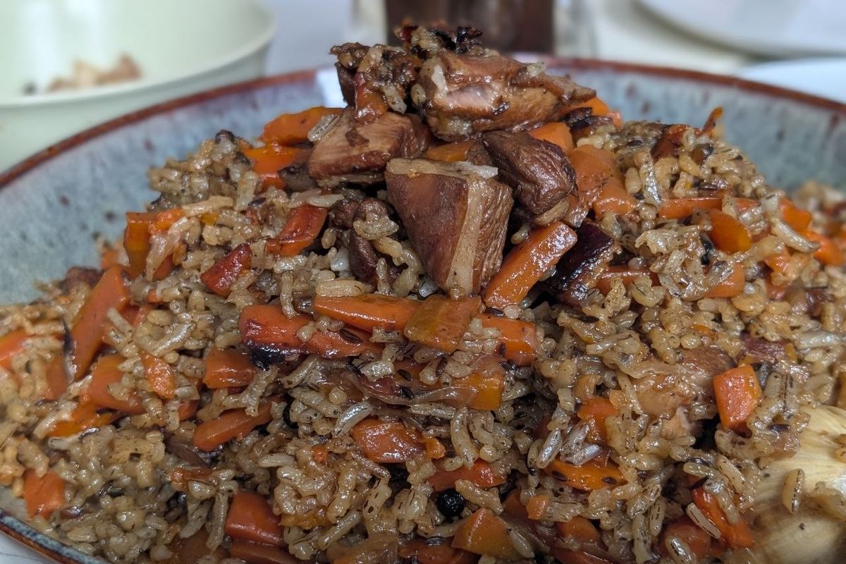 Plov uzbeko terminado, listo para servir
