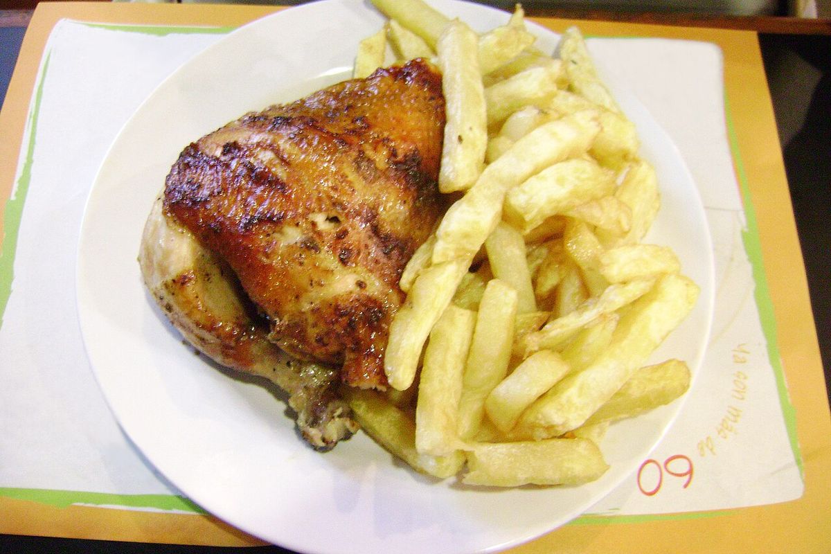 Pollo a la brasa terminado, listo para servir