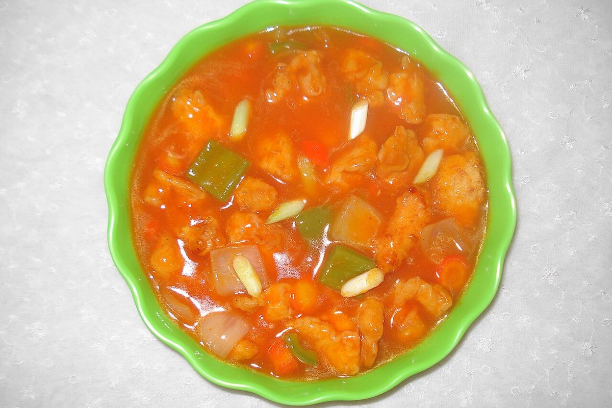 Pollo agridulce terminado, listo para servir