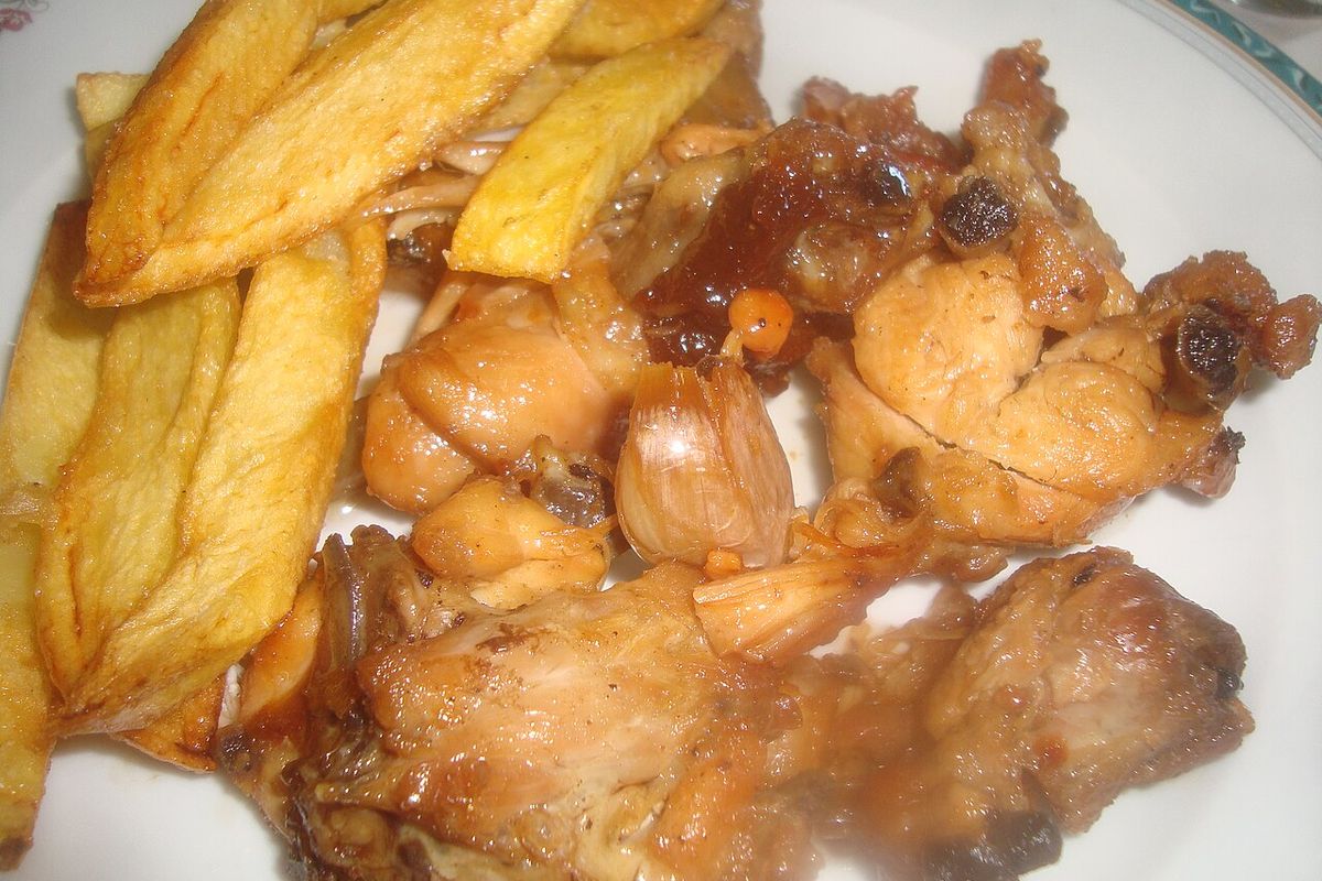 Pollo al ajillo terminado, listo para servir