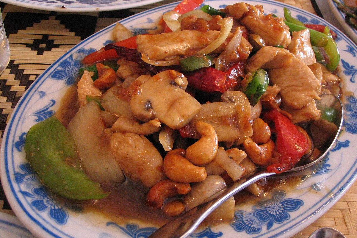 Pollo con anacardos terminado, listo para servir