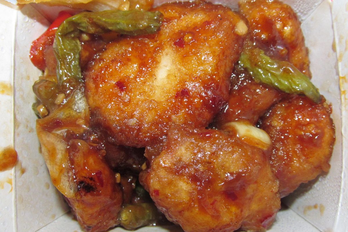 Pollo del general Tso terminado, listo para servir
